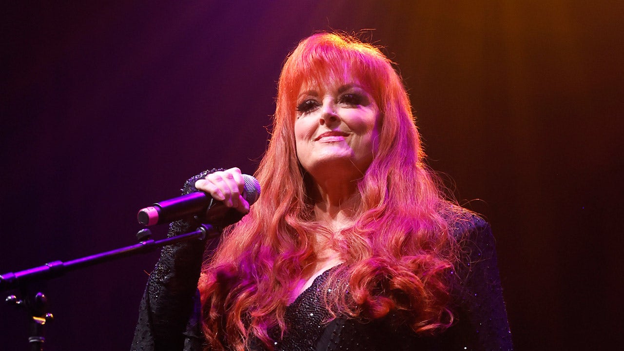 wynonna-judd-arrest-church-van