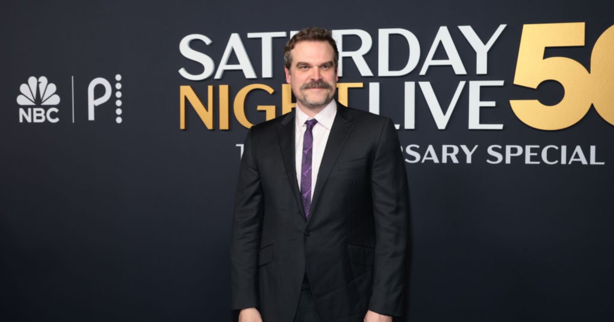 david-harbour-snl-50-wedding-ring