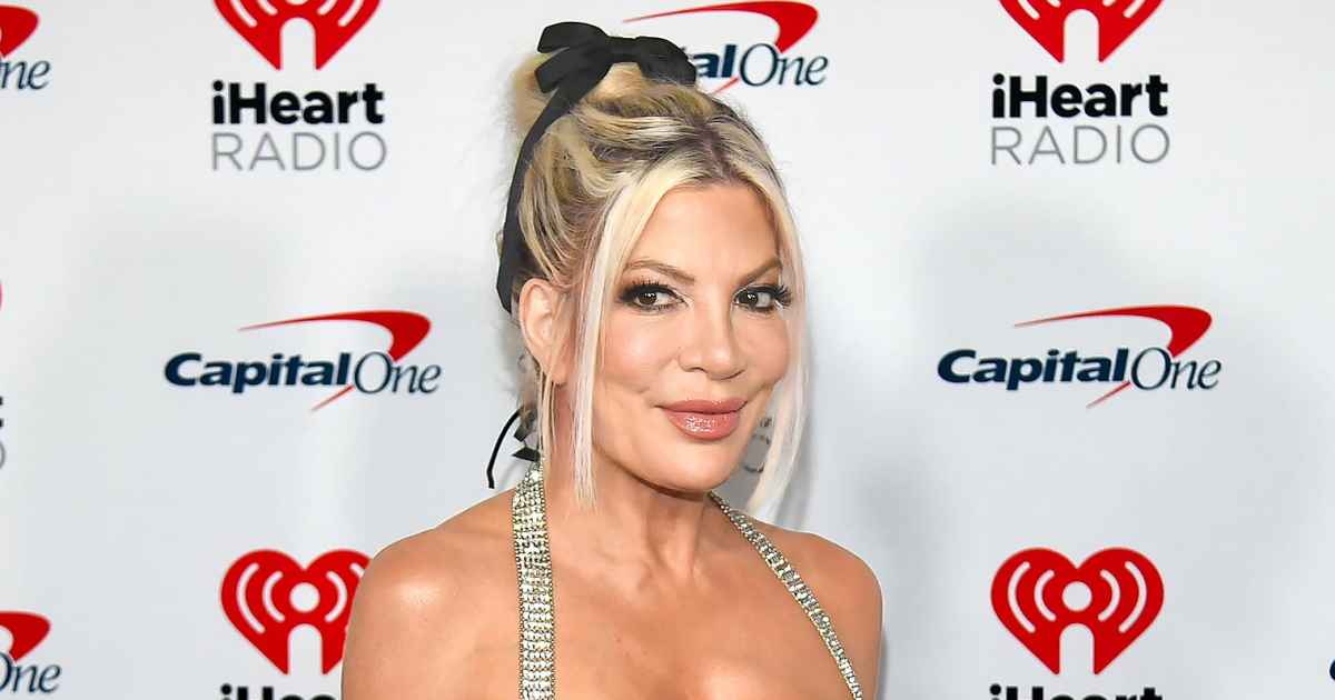 tori-spelling-threesome