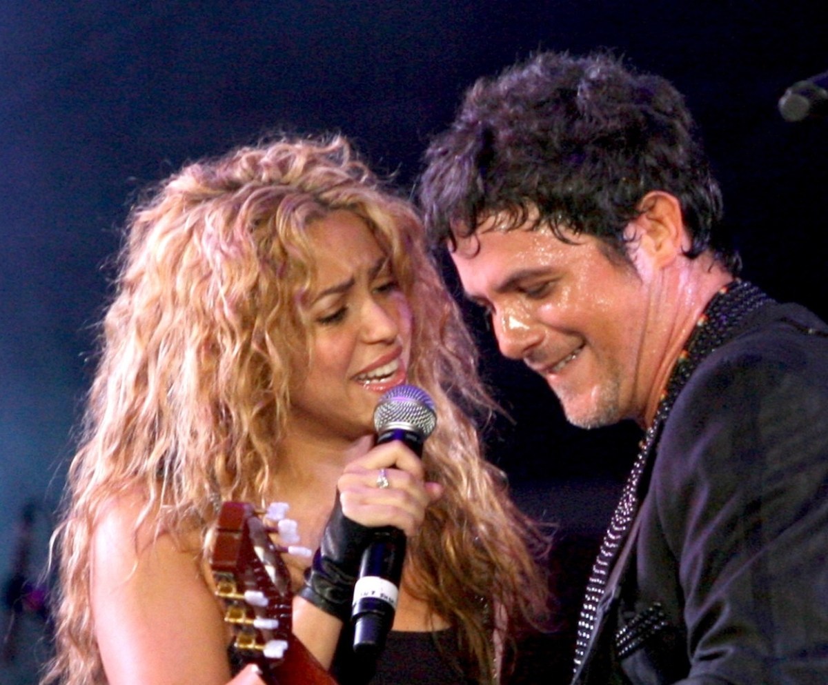 shakira-alejandro-sanz-emotional-kiss
